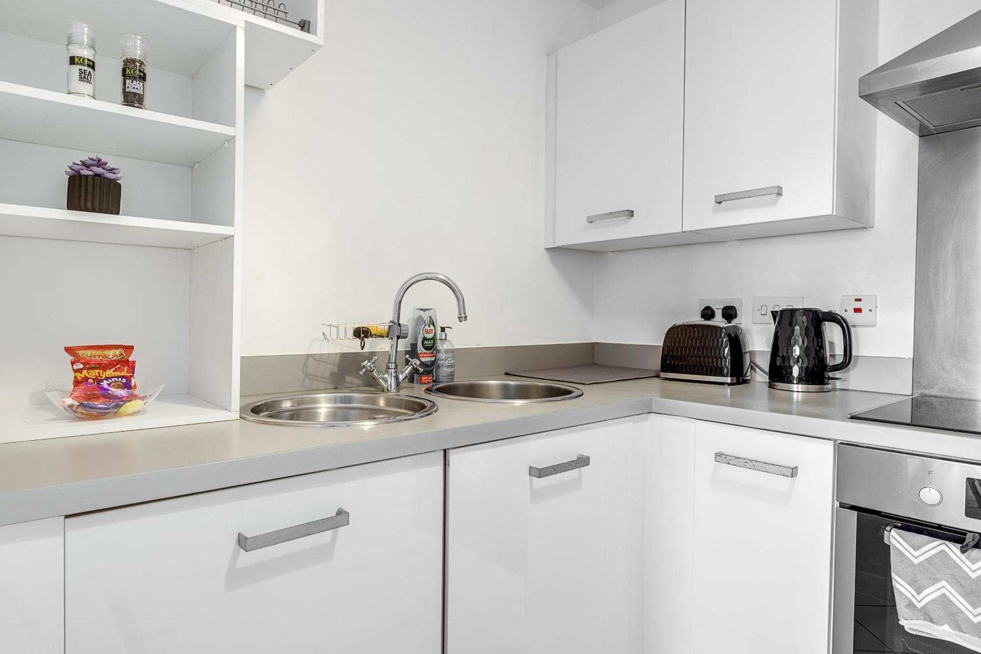 Central Suite Near Mailbox, King Bed, Ping Pong, Netflix, Sleeps 4 Бірмінгем Екстер'єр фото